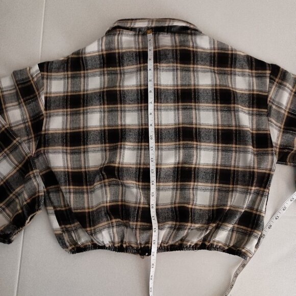 Hesperus Cropped Flannel Plaid Oversized Shirt Black Tan White Women’s Size L - Picture 11 of 16